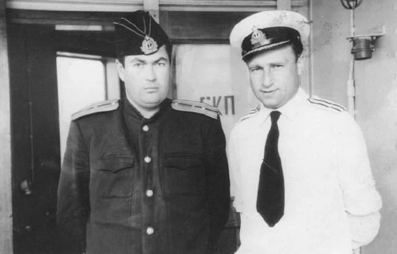 Командир корабля — капитан 3 ранга Г.А. Мец и флагманский механик капитан-лейтенант В.И. Кибовский на борту ОС-30