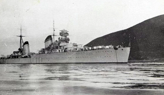 Крейсер «Каганович» на рейде Николаевска-на-Амуре в 1942 г.