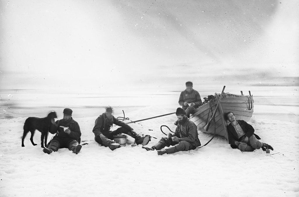 Члены экипажа «Виллема Баренца» на ледяном поле у Плоского мыса