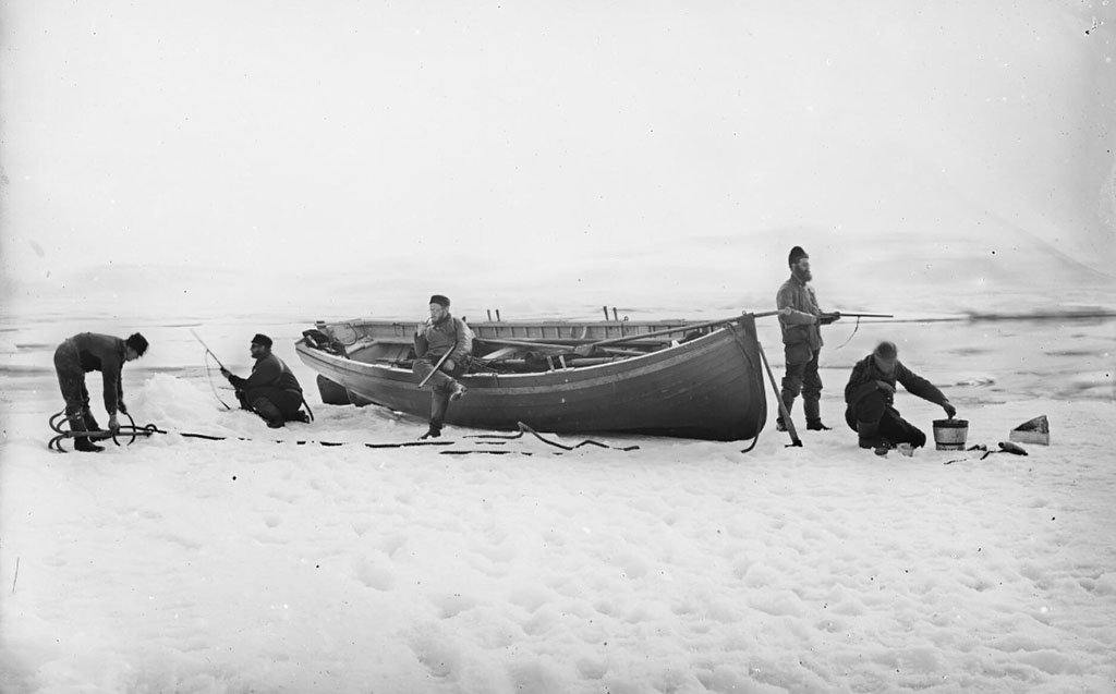 Поездка на лодке по ледяному полю у Плоского мыса. Северное побережье Шпицбергена.
