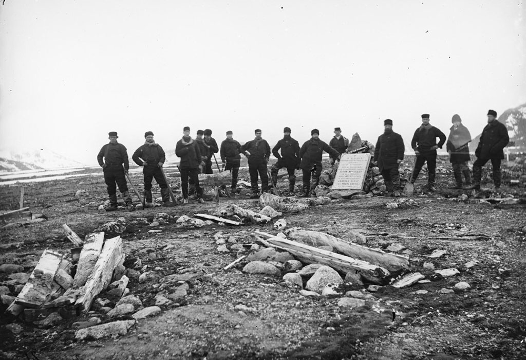 Экипаж шхуны «Виллем Баренц» у установленного памятного камня.