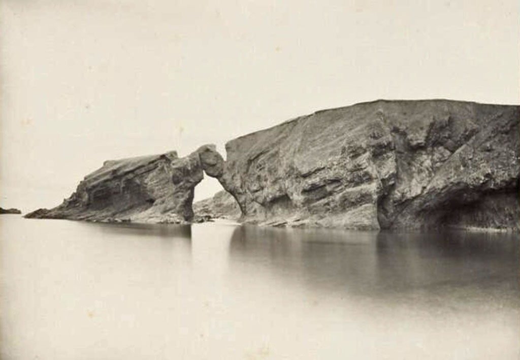 «Ворота бургомистра», южное побережье острова Медвежий.