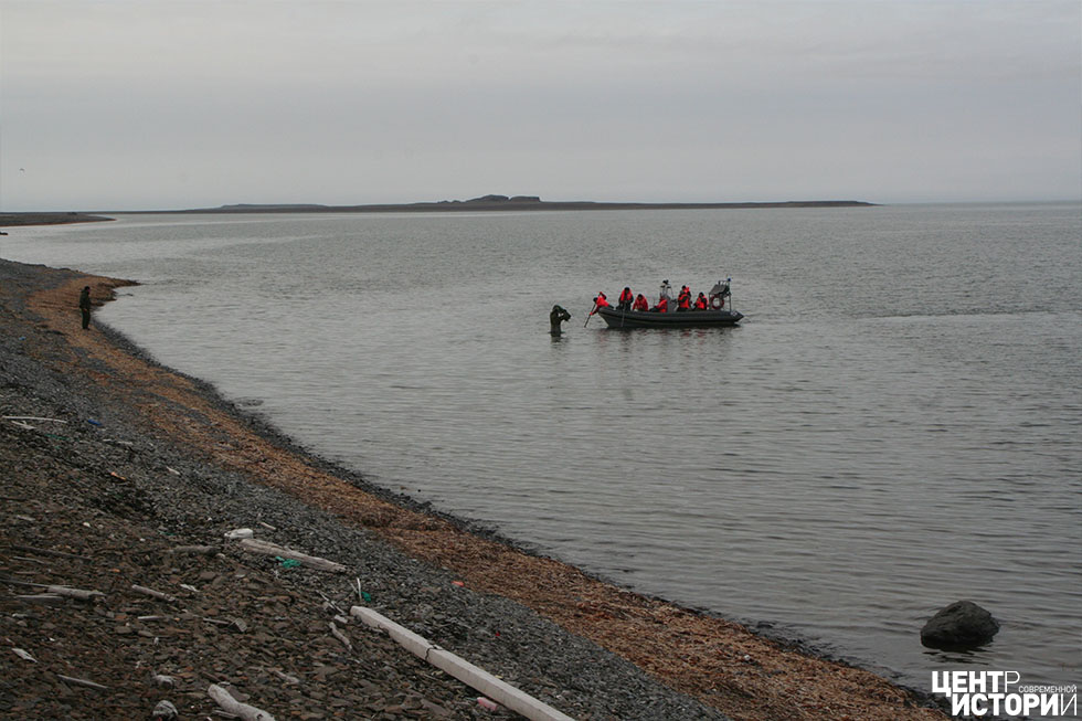 Высадились, спрыгнув по пояс в воду, идем к скальным выходам