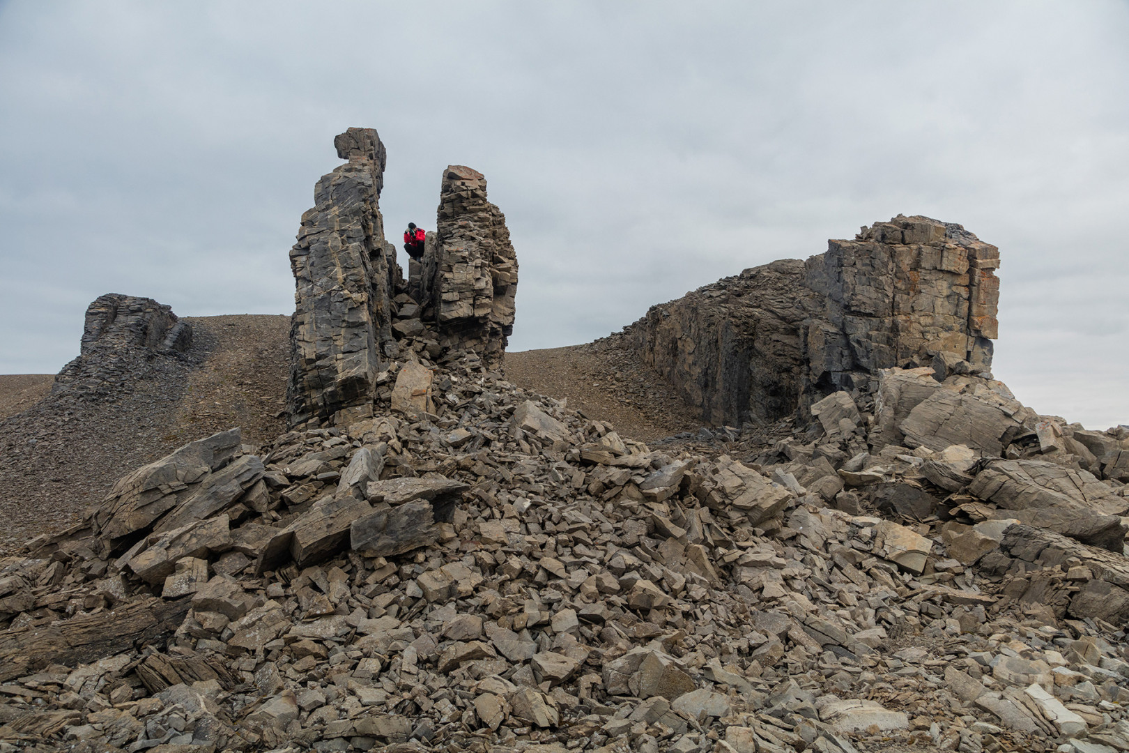 Скальная расщелина, в которой находился продовольственный склад