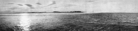 Малый Ледяной мыс (слева). Бухта Святой Анны (справа).