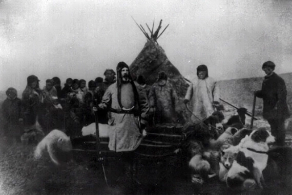 Группа самоедов, проживающих в Малых Кармакулах, у чума.