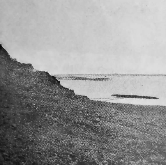 Каменистый склонъ хребта, за нимъ — пол. Павла съ косами — «чобруями».