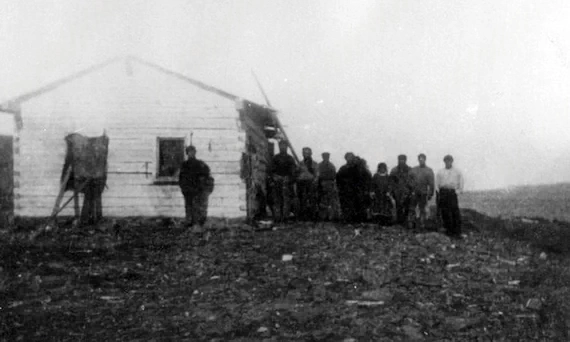 Группа поморов-промышленников из Сумского посада у промысловой избы в Больших Кармакулах.