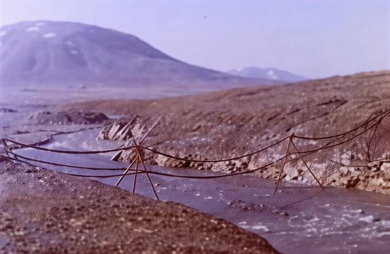 Кабеля перекинутые через реку Журавлёвка