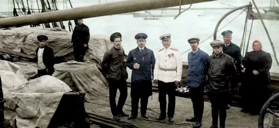 Г.Я. Седов с членами команды на борту экспедиционного судна 