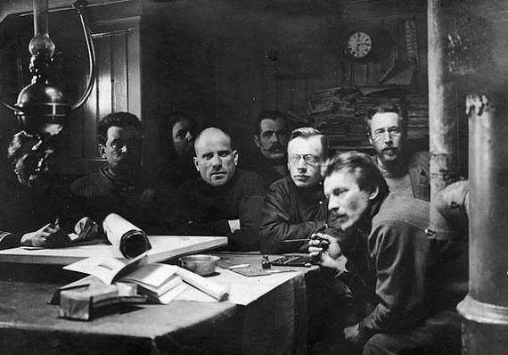 Кают-компания «Святого великомученика Фоки», 1912 г. На переднем плане слева-направо: Г.Я. Седов, В.Ю. Визе, Н.В. Пинегин