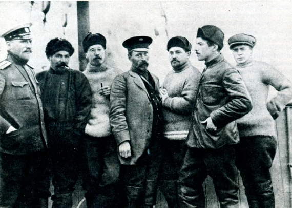 Н.В. Пинегин (2-ой справа) среди участников экспедиции Г.Я. Седова (1-й слева) к Северному Полюсу