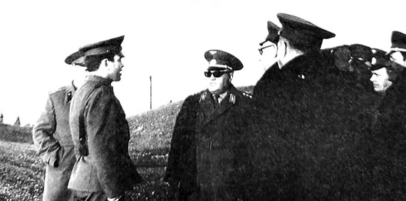 Командир дивизиона майор Г.Я. Шергин докладывает Командующему армией Н.Д. Гулаеву о готовности к боевой стрельбе. Докладывает Командующему армией Н.Д. Гулаеву о готовности к стрельбе.