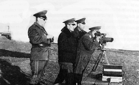 Командующий армией генерал-лейтенант авиации Н.Д. Гулаев наблюдает за боевой стрельбой по надводной цели. Командующий армией генерал-лейтенант авиации Н.Д. Гулаев наблюдает за боевой стрельбой по надводной цели.