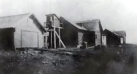 Вид с моря на домики, где находился «Спасательный приют» в Малых Кармакулах.